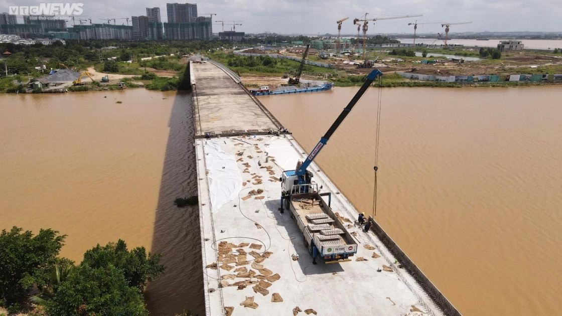 TP.HCM: Cầu Long Đại ‘hồi sinh’, tăng tốc để kịp thông xe